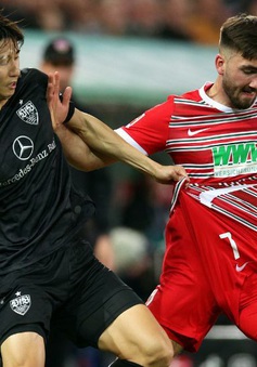 Augsburg chia điểm cùng Stuttgart trên sân nhà