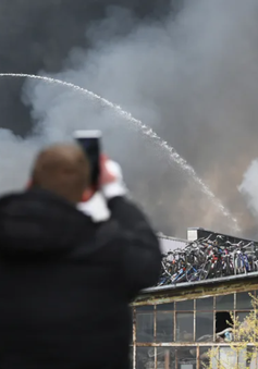 Khói độc bao trùm sau đám cháy bùng phát tại nhà kho ở Hamburg (Đức)