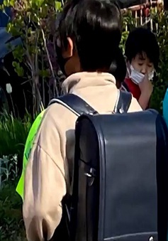 Học sinh Nhật Bản đeo ba lô nặng gần 10kg đến trường