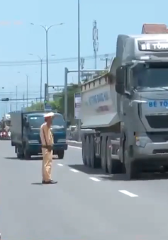 Cảnh sát giao thông Đà Nẵng đảm bảo trật tự ATGT trên tuyến Quốc lộ