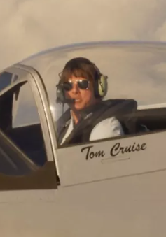 Tom Cruise gây shock khi vừa nhận giải MTV Awards 2023 vừa... lái máy bay