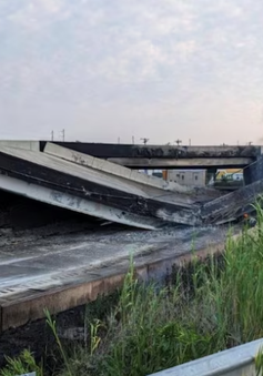 Cầu cao tốc ở Philadelphia đổ sập, xe bị lửa nhấn chìm