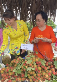 Người dân TP Hồ Chí Minh háo hức đi chợ trái cây "Trên bến dưới thuyền"