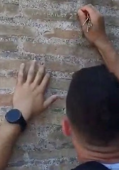 Italy truy tìm và trừng phạt du khách vẽ bậy lên  bức tường Đấu trường La Mã