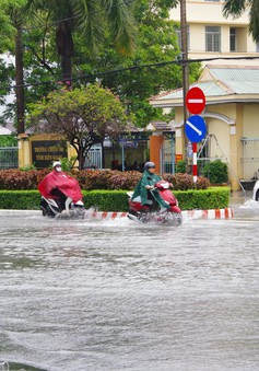 Mưa lớn kéo dài làm ngập đường, tốc mái nhiều căn nhà ở Kiên Giang