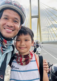 Cậu bé 10 tuổi đạp xe xuyên 4 quốc gia trong 30 ngày