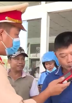 Công an TP Đà Nẵng ra quân kiểm tra ma tuý, nồng độ cồn đối với tài xế xe khách