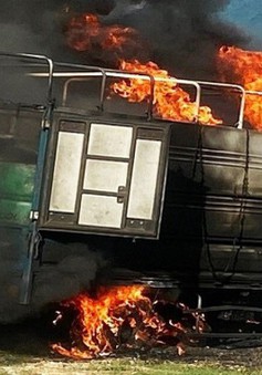 Khánh Hoà: Xe tải chở xăng dầu bất ngờ bốc cháy khiến 1 người tử vong