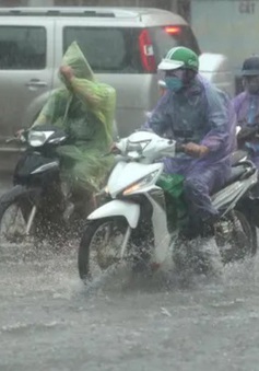 Hà Nội mưa lớn, nhiều tuyến phố ngập nước