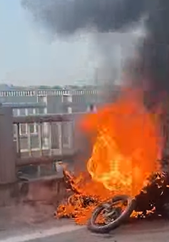 Xe máy cháy trơ khung trên cầu Vĩnh Tuy gây ùn tắc