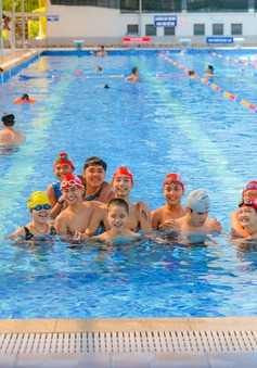 Lớp học bơi đặc biệt cho các bạn nhỏ khiếm thị