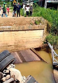 Sập cầu Tà Năng 2 ở Lâm Đồng khi xe bồn chạy qua
