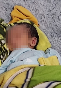 Nghệ An: Cháu bé gần 1 tháng bị bỏ rơi ở cổng chùa đã được gia đình đón về