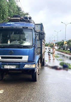 Kon Tum: Va chạm với xe ô tô tải, hai vợ chồng tử vong tại chỗ