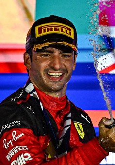 Carlos Sainz giành chiến thắng tại GP Singapore