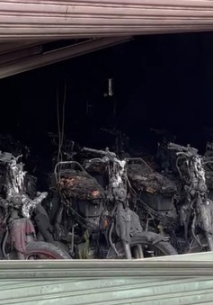Cận cảnh cửa hàng xe máy vừa bị cháy rụi tại Bình Dương