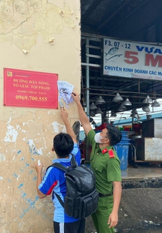 TP. Hồ Chí Minh: Ra quân xoá quảng cáo bẩn khu vực chợ đầu mối