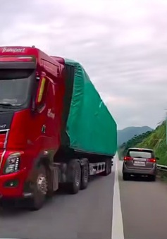 Tước bằng lái tài xế xe container lấn làn, vượt ẩu trên cao tốc Nội Bài – Lào Cai