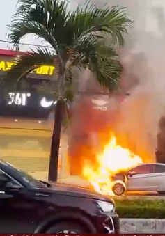 Xe ô tô con bất ngờ bốc cháy khi đang lưu thông
