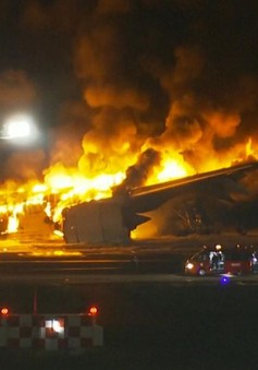 5 người tử vong trong vụ máy bay cháy trên đường băng sau va chạm ở Nhật Bản