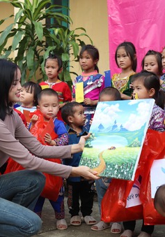 Á hậu Đào Thị Hiền vẽ tranh dành tặng trẻ em vùng cao