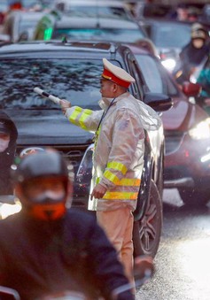 Cảnh sát giao thông Hà Nội căng mình phân luồng chống ùn tắc giao thông trong giá rét