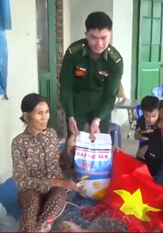 Bộ đội biên phòng tỉnh Quảng Ngãi chăm lo Tết cho người dân vùng biên
