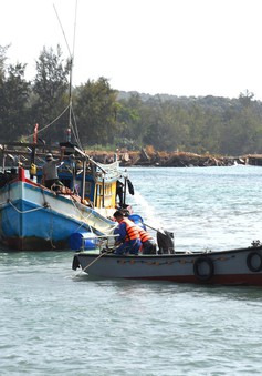 Hải quân kéo tàu cá ngư dân ra khỏi vùng mắc cạn
