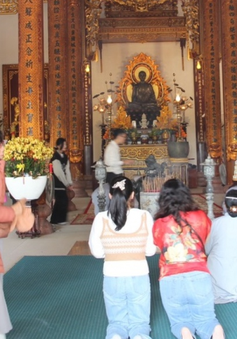 Người dân xứ Huế đi lễ chùa cầu bình an đầu năm