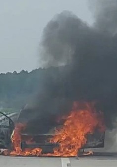 Xe ô tô bất ngờ bốc cháy khi đang lưu thông ở nút giao cao tốc Bắc - Nam