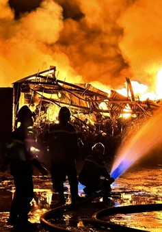 Cháy lớn ở kho xưởng nhựa 700 m2 tại Hải Phòng
