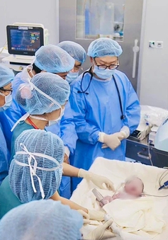 Em bé thứ 2 được thông tim trong bào thai chào đời khỏe mạnh