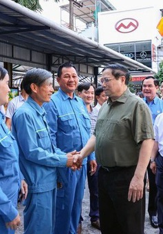 Thủ tướng thăm, tặng quà Tết công nhân, chiến sĩ công an, quân đội