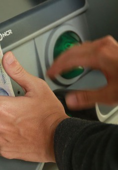 Rút tiền qua ATM giảm mạnh