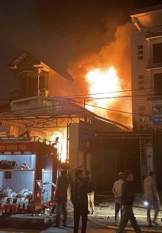Cháy lớn tại xưởng nhựa ở Hưng Yên
