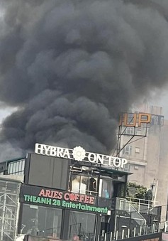 Cháy lớn ở tòa nhà cao tầng tại ngã 7 Ô Chợ Dừa (Hà Nội)