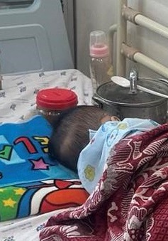 Bé trai 22 tháng bị suy dinh dưỡng vì mẹ cho "ăn chay"
