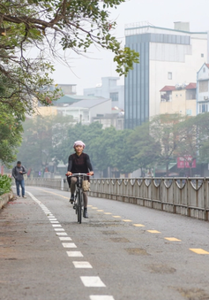 Đường dành riêng cho xe đạp tại Hà Nội vắng người đi