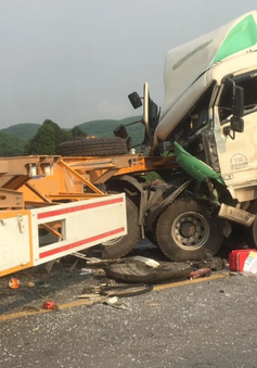 Ô tô tải bị húc văng trên cao tốc Cam Lộ - La Sơn