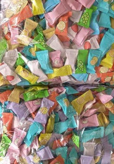 Ăn kẹo không rõ nguồn gốc, nhiều học sinh có biểu hiện ngộ độc thực phẩm