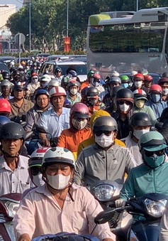 TP Hồ Chí Minh: Kẹt xe nhiều giờ sau vụ tai nạn giao thông ở cửa ngõ