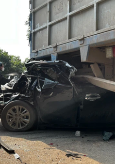 Ô tô con bẹp rúm dưới gầm xe tải sau tai nạn ở Hà Nội, 3 người thương vong