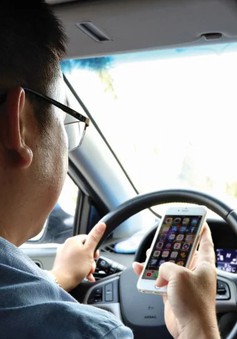 Nhiều người còn thờ ơ với nguy cơ tai nạn khi vừa lái xe vừa dùng điện thoại
