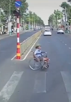 Tài xế ô tô dừng xe nhường đường cho người khuyết tật
