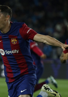Robert Lewandowski lập hat-trick, Barcelona ngược dòng trước Valencia