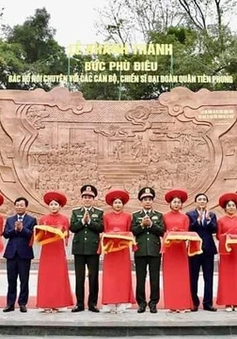 Khánh thành bức phù điêu "Bác Hồ nói chuyện với Đại đoàn quân Tiên phong" tại Đền Hùng