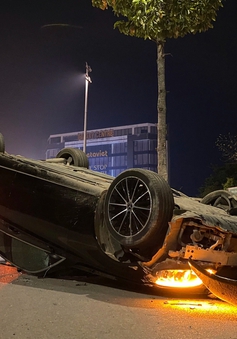 Ô tô Mercedes lật ngửa sau va chạm với xe máy ở Hà Nội