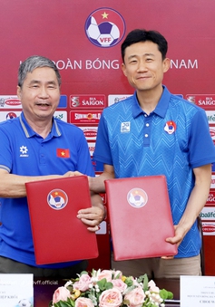LĐBĐVN chính thức ký hợp đồng với trợ lý HLV trưởng Choi Won Kwon