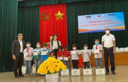 Chương trình trao quà hỗ trợ học sinh nghèo và hộ gia đình khó khăn tại tỉnh Hải Dương