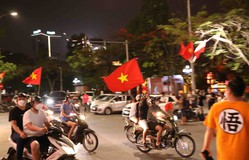 Cổ động viên đổ ra đường ăn mừng U23 Việt Nam vào Chung kết SEA Games 31